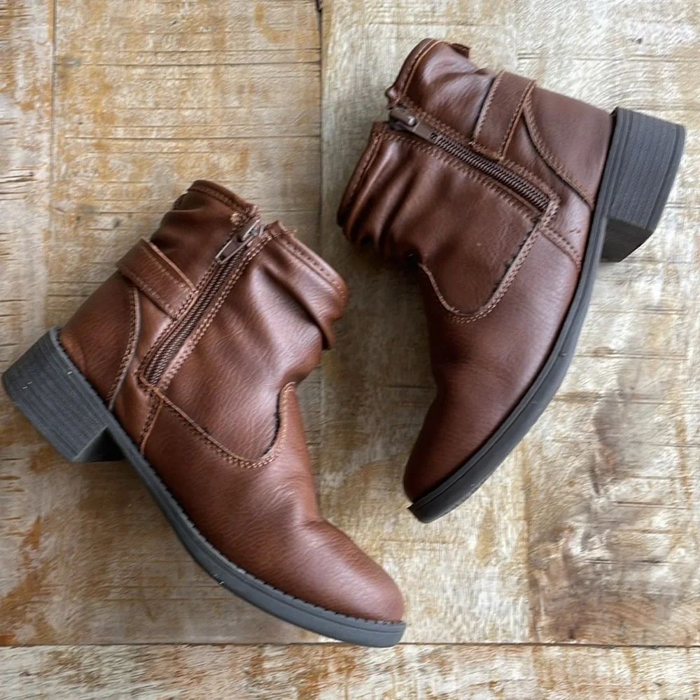 Oshkosh girls booties size 1M